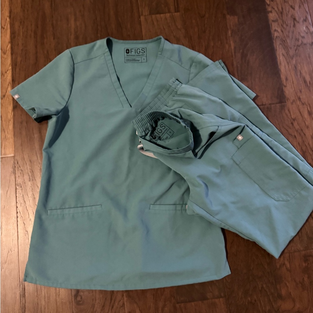 FIGS scrub set